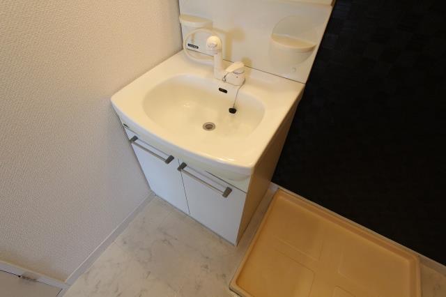 洗面設備　明るくて使いやすいです。　写真は３０１号室