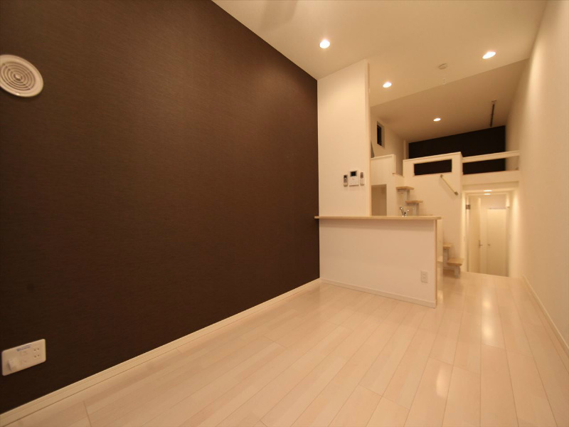 居室・リビング　洋室8.1帖　上階ロフト5.4帖（収納でも部屋でも使えます）