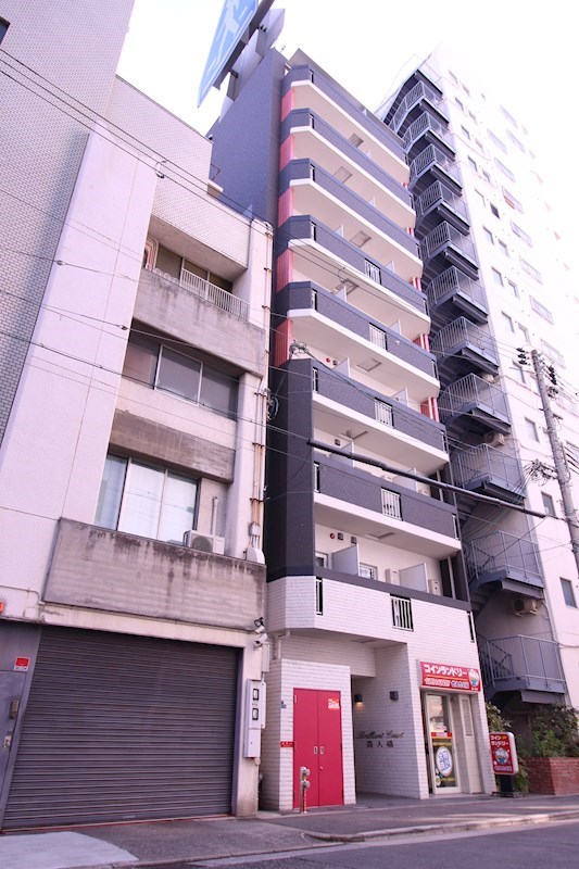 建物外観　鉄筋コンクリート造・9階建てのマンションです♪