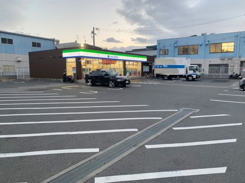 コンビニ　ファミリーマート 鳥飼本町五丁目店（コンビニ）まで237m