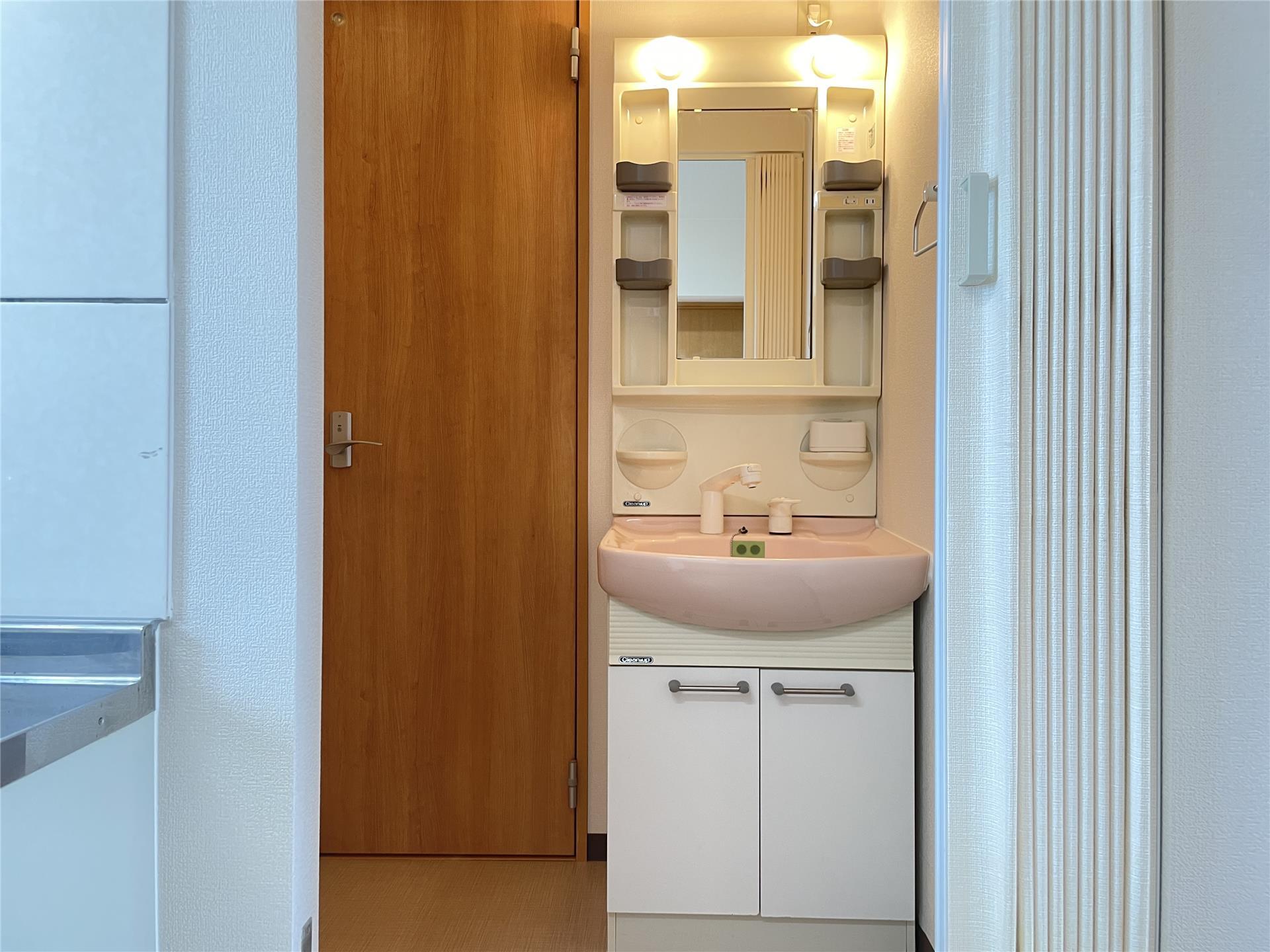 洗面設備　シャワー付き洗面台で身支度もバッチリ☆