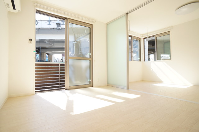 居室・リビング　広いリビングダイニングはゆったりくつろげる憩いの空間♪