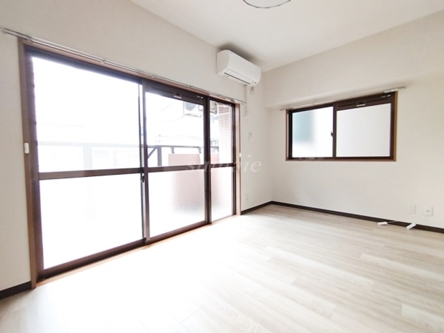 居室・リビング　人気の角部屋2面採光です☆