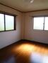 収納　2面に窓があり明るい洋室です。