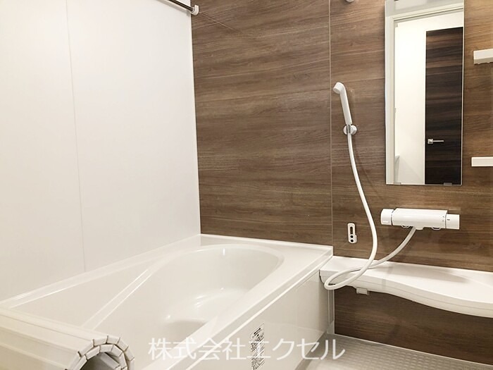バス・シャワールーム　追い炊き、浴室乾燥機完備です。