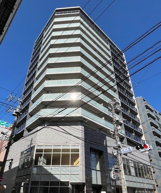 建物外観　鉄筋コンクリート造・総戸数は84戸です。