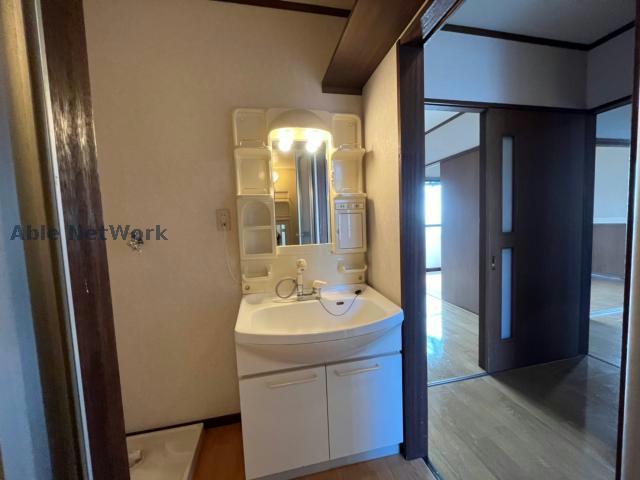 洗面設備　独立洗面台化粧台です