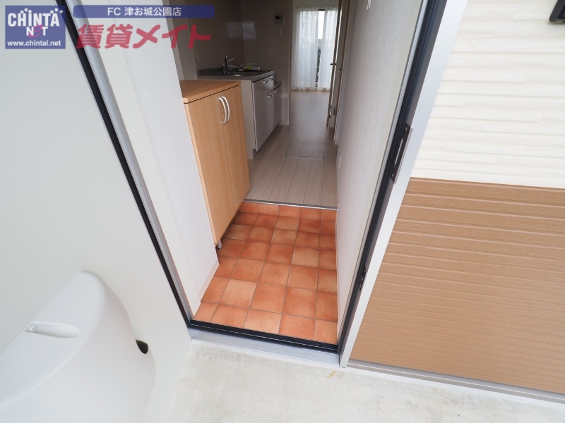 玄関　別部屋同型写真です