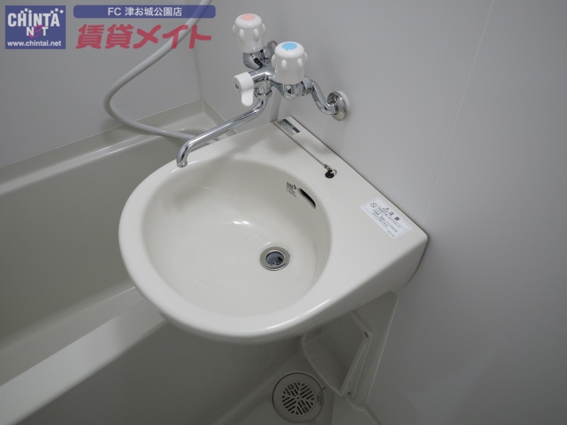 洗面設備　別部屋反転写真です