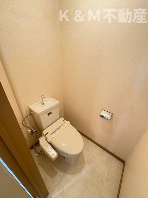 トイレ　落ち着いた色調のトイレです