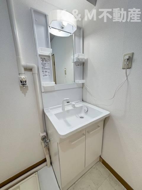 洗面設備　ゆったりとスペースのある洗面所