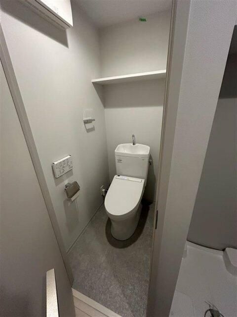 トイレ　落ち着いた色調のトイレです