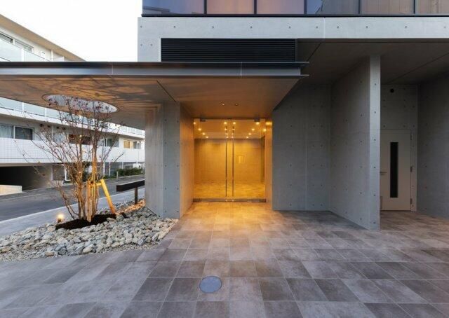 エントランス　落ち着いたエントランスです