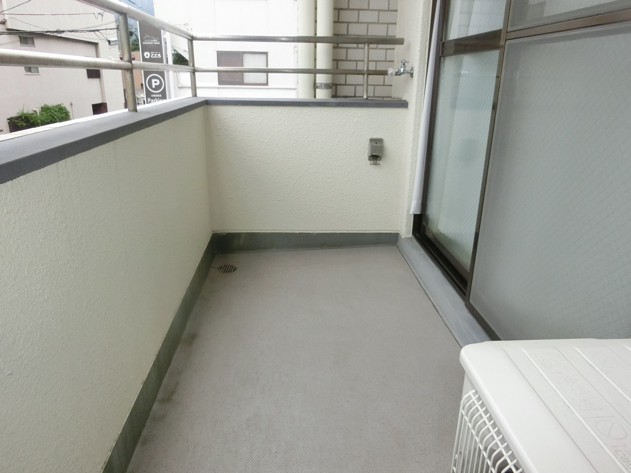 バルコニー　現況を優先させていただきます。