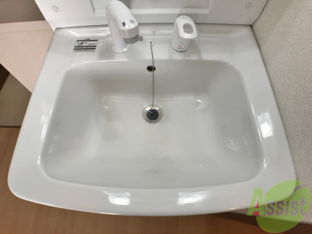 洗面設備　洗面台はお風呂の横、ダイニングスペースにあります