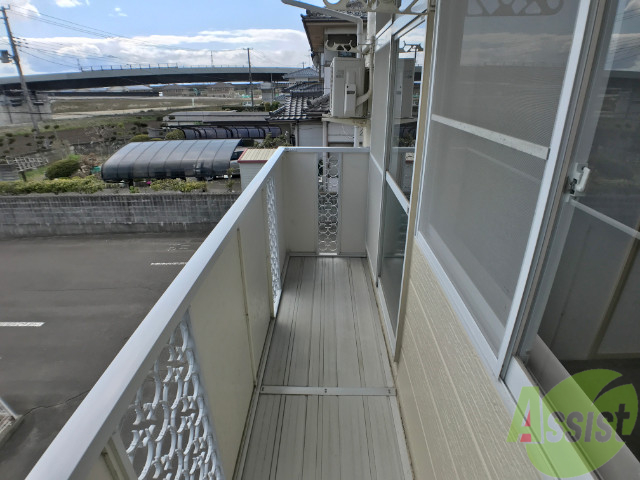 バルコニー　バルコニーは南側、お洗濯物もはかどりそうですねー