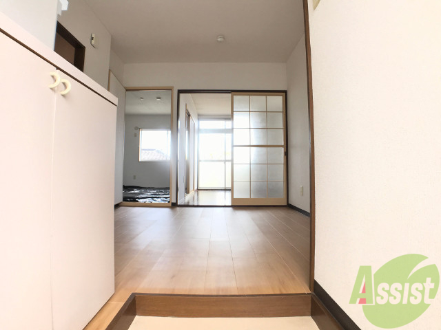 玄関　玄関を入ると正面が居室、左手にお風呂、トイレがあります