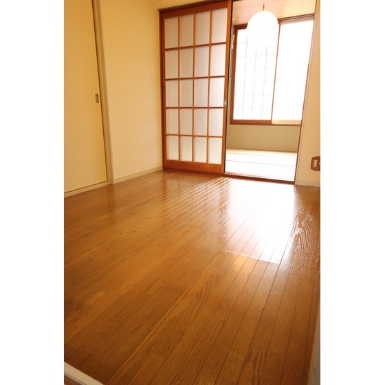 居室・リビング　洋室と和室が続き間になっています。