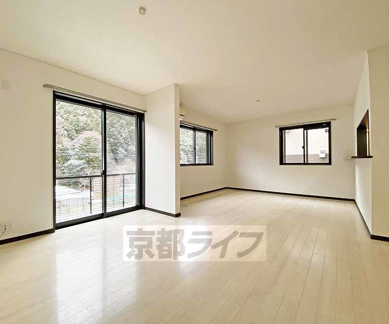 居室・リビング　自然豊かな立地！ペットの飼える戸建てです。