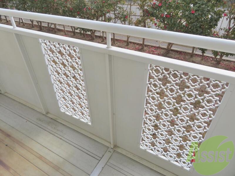 バルコニー　お天気の良い日は布団も干せてポカポカです。