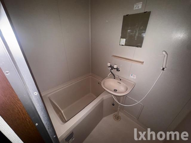 バス・シャワールーム　コンパクトで使いやすいお風呂です