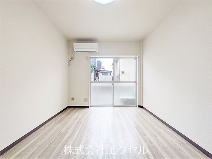 居室・リビング　エアコン付きです。