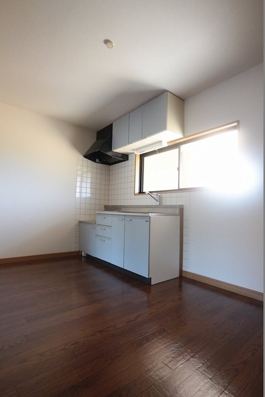 キッチン　キッチンに窓があり匂いなどがこもるのを防ぎます。