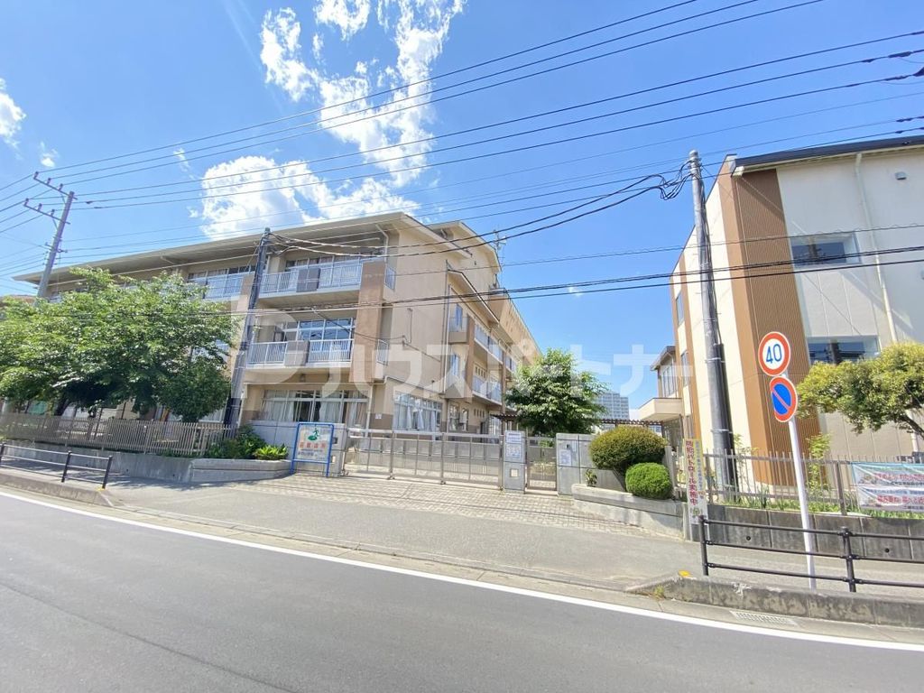 小学校　三郷市立新和小学校（小学校）まで690m