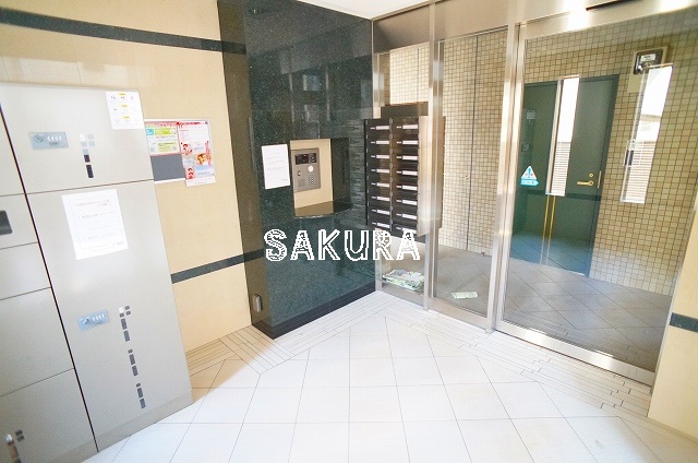 エントランス　重厚感のある建物デザイン♪