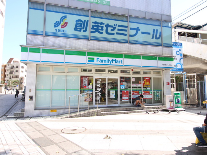 コンビニ　ファミリーマート 横須賀汐入駅前店（コンビニ）まで130m