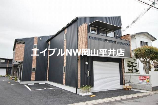 建物外観　ガレージのある建物