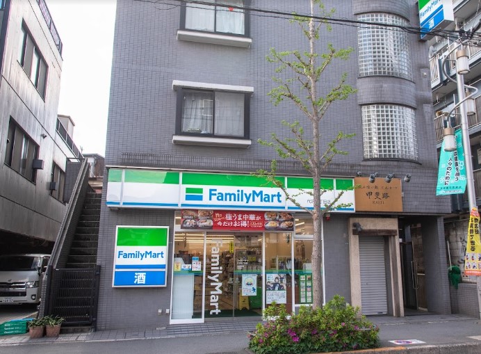 コンビニ　ファミリーマート代沢五丁目店（コンビニ）まで298m