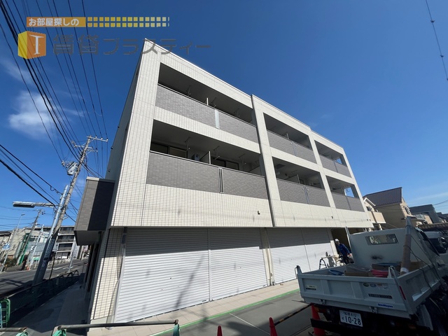 建物外観　あの向こう側で熱いレースが繰り広げられるのです。