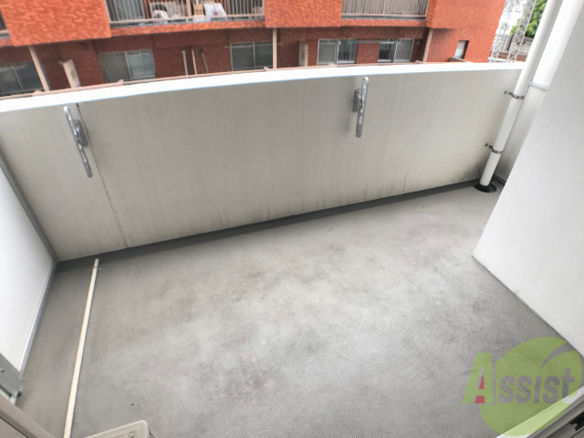 バルコニー　バルコニーは幅があり、広い印象を受けました。