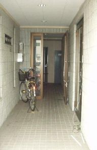 エントランス　落ち着いたエントランスです