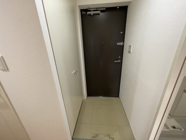 玄関　イメージとして同マンション他部屋を表示しています