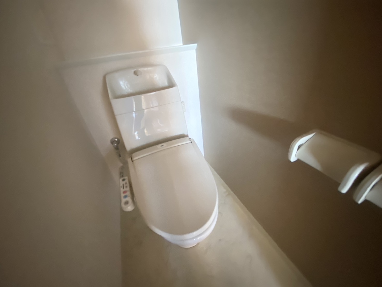 トイレ　※同タイプの物件写真となり、実際は白を基調にした色となります