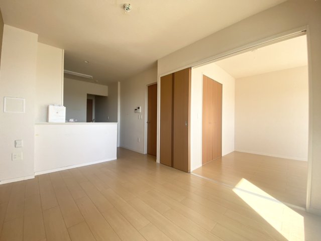 居室・リビング　※同タイプの物件写真となり、実際は白を基調にした色となります