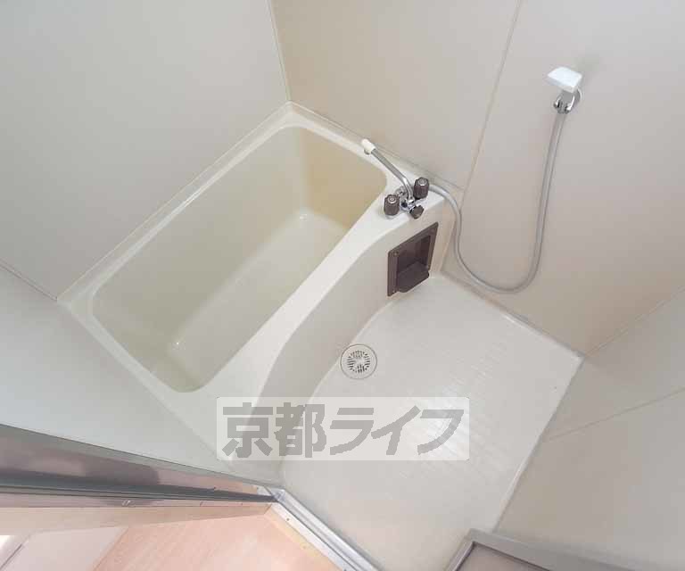 バス・シャワールーム　清潔感のあるお風呂ですね。