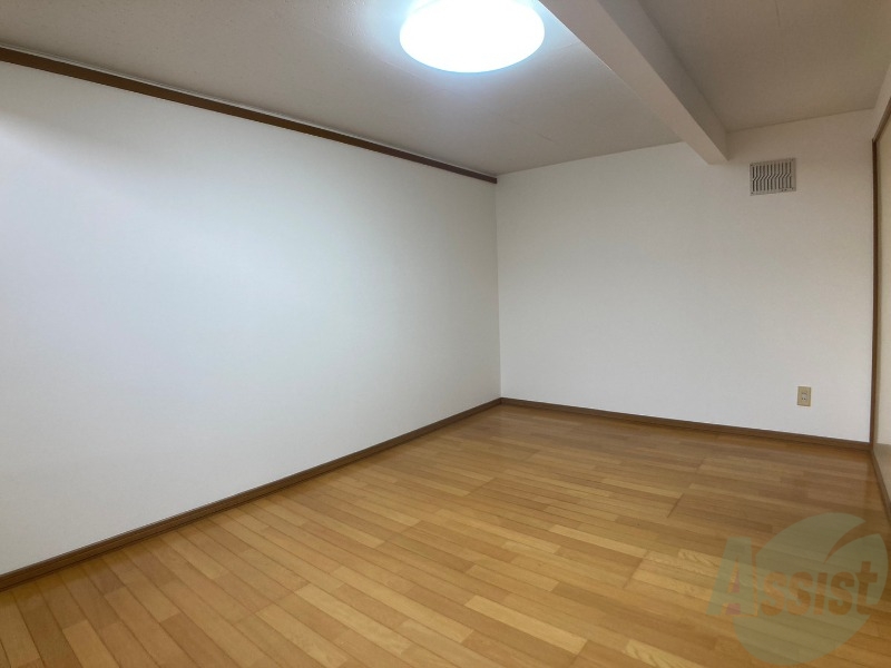 その他部屋・スペース　寝室はこちらです。光が差し込む、温かみのあるお部屋です。