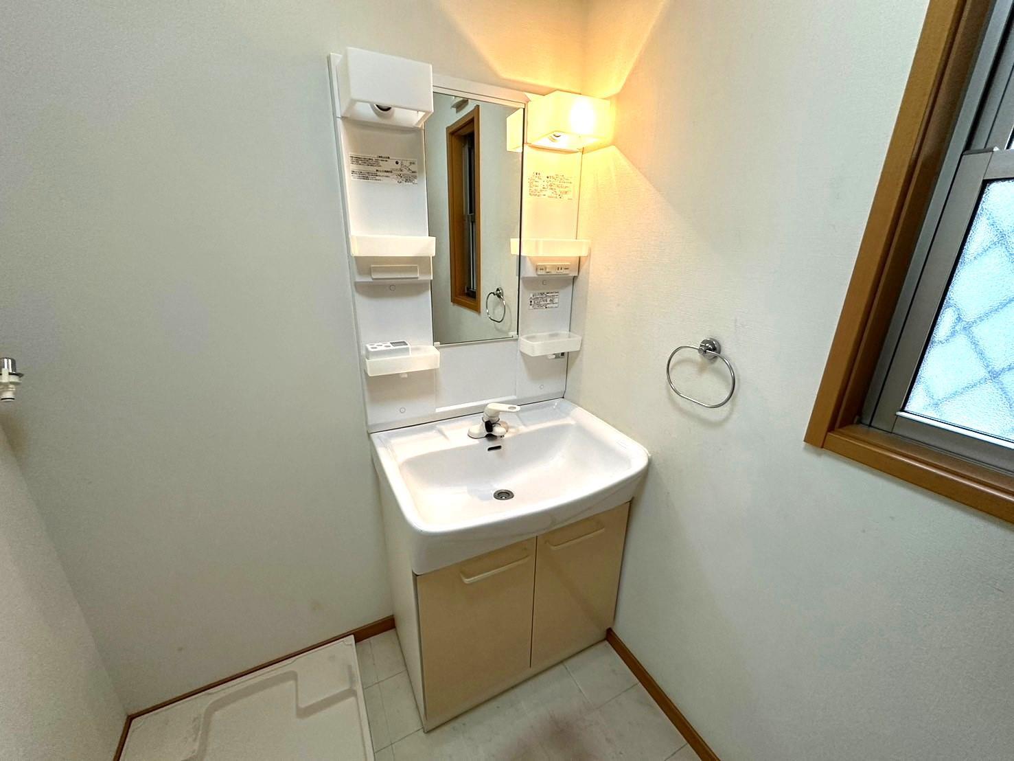 洗面設備　小物トレイが便利な洗面化粧台♪