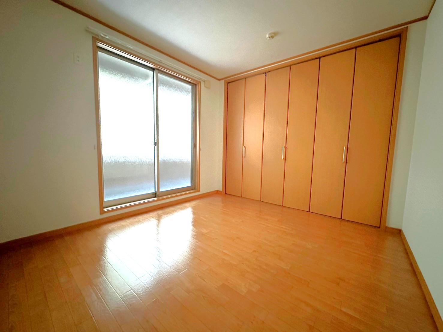 その他部屋・スペース　バルコニーに面した洋室6帖♪