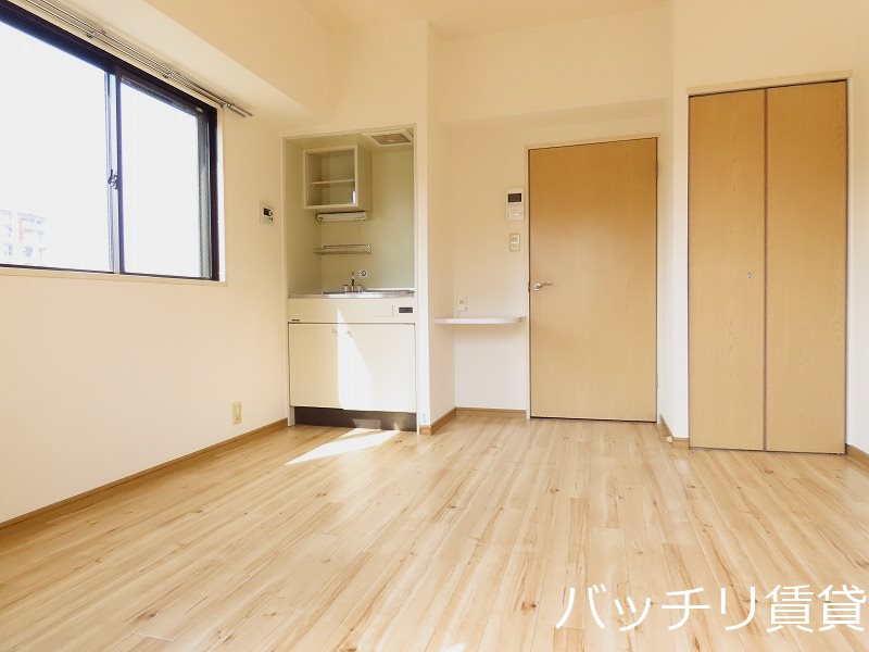 居室・リビング　画像は別号室の為、現状優先になります。