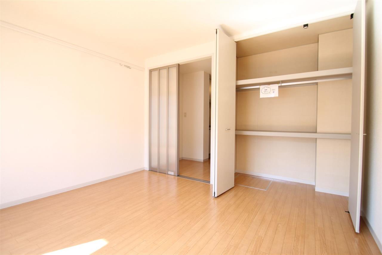 収納　クローゼット★側面にはハンガー掛け。