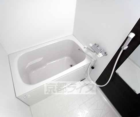 バス・シャワールーム　シャワー・鏡付きです