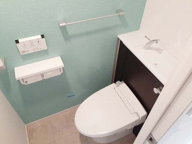 トイレ　温水洗浄便座付き♪