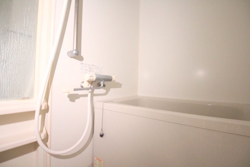 バス・シャワールーム　足も伸ばせる浴槽です。