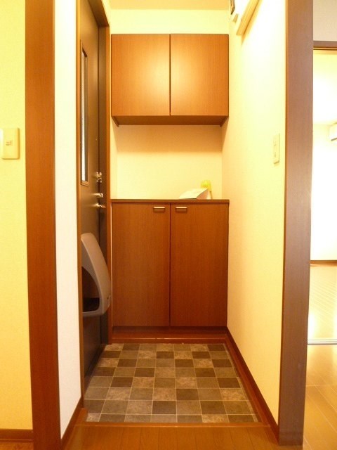 玄関　※写真は201号室のお部屋です。