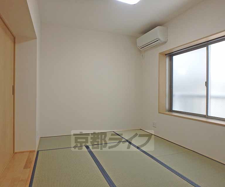 居室・リビング　綺麗な畳のいい香りの和室です。