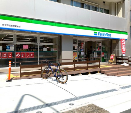 コンビニ　ファミリーマート新宿戸塚警察署前店（コンビニ）まで136m
